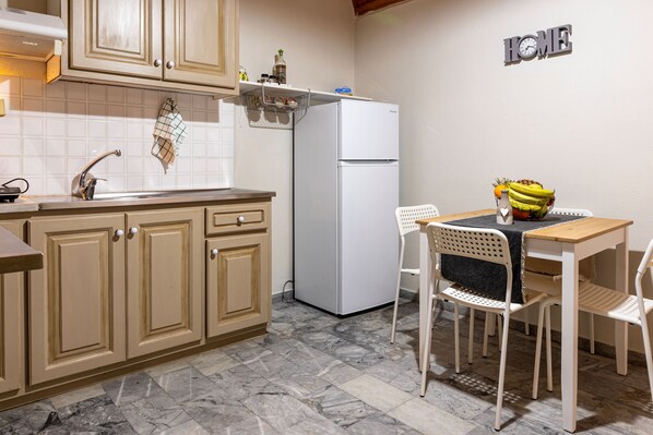 Apartment | Eigene Küche | Kühlschrank, Herdplatte, Wasserkocher mit Kaffee-/Teezubehör