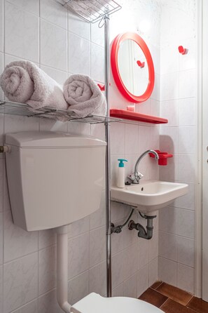 Perhehuone | Kylpyhuone | Suihku, pyyhkeet, sampoo