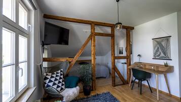 3 bedrooms, desk, WiFi, bed sheets