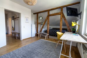 3 bedrooms, desk, WiFi, bed sheets