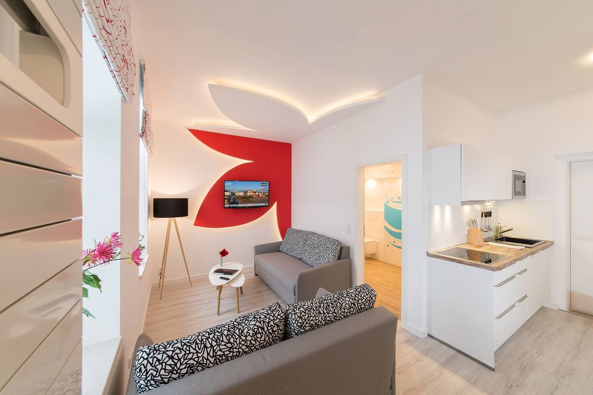 40-tums platt-tv med kabelkanaler och tv