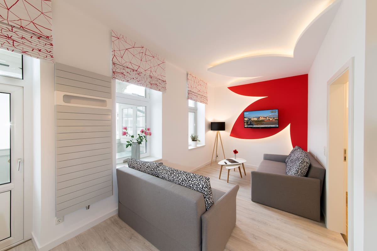 40-tums platt-tv med kabelkanaler och tv