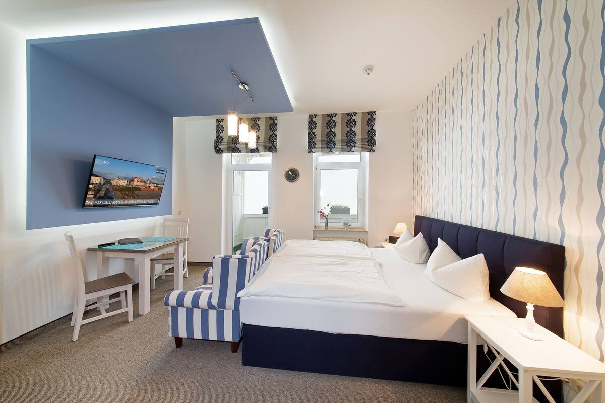 Studio (Apartment 19) | Vardagsrum | 40-tums platt-tv med kabelkanaler och tv