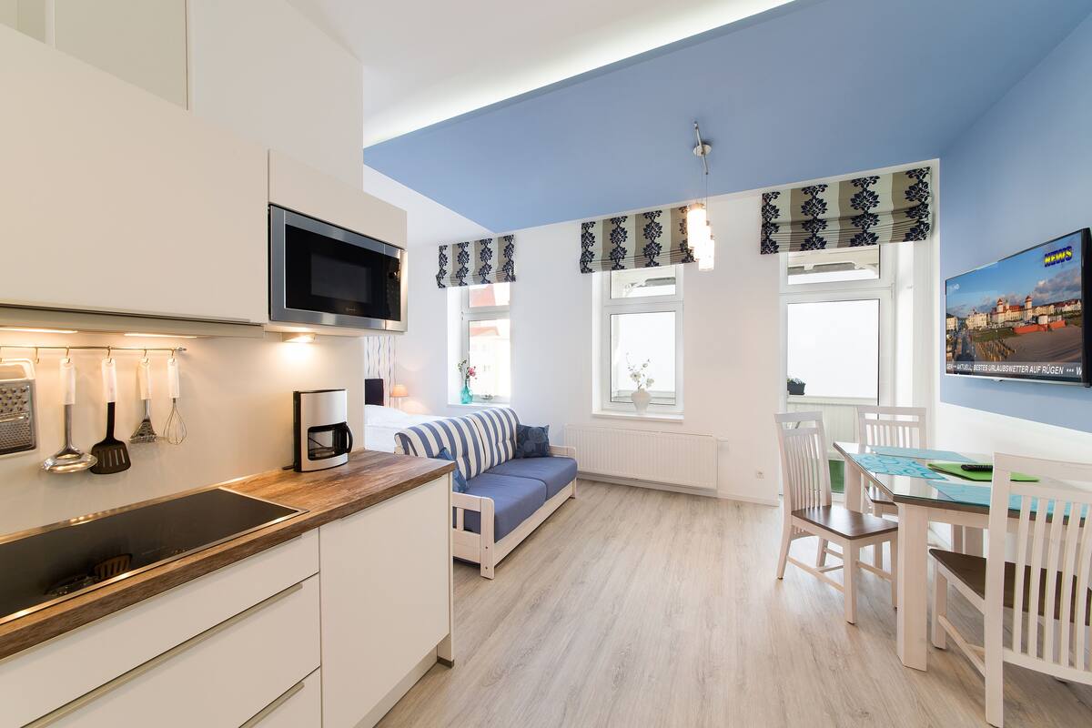 40-tums platt-tv med kabelkanaler och tv