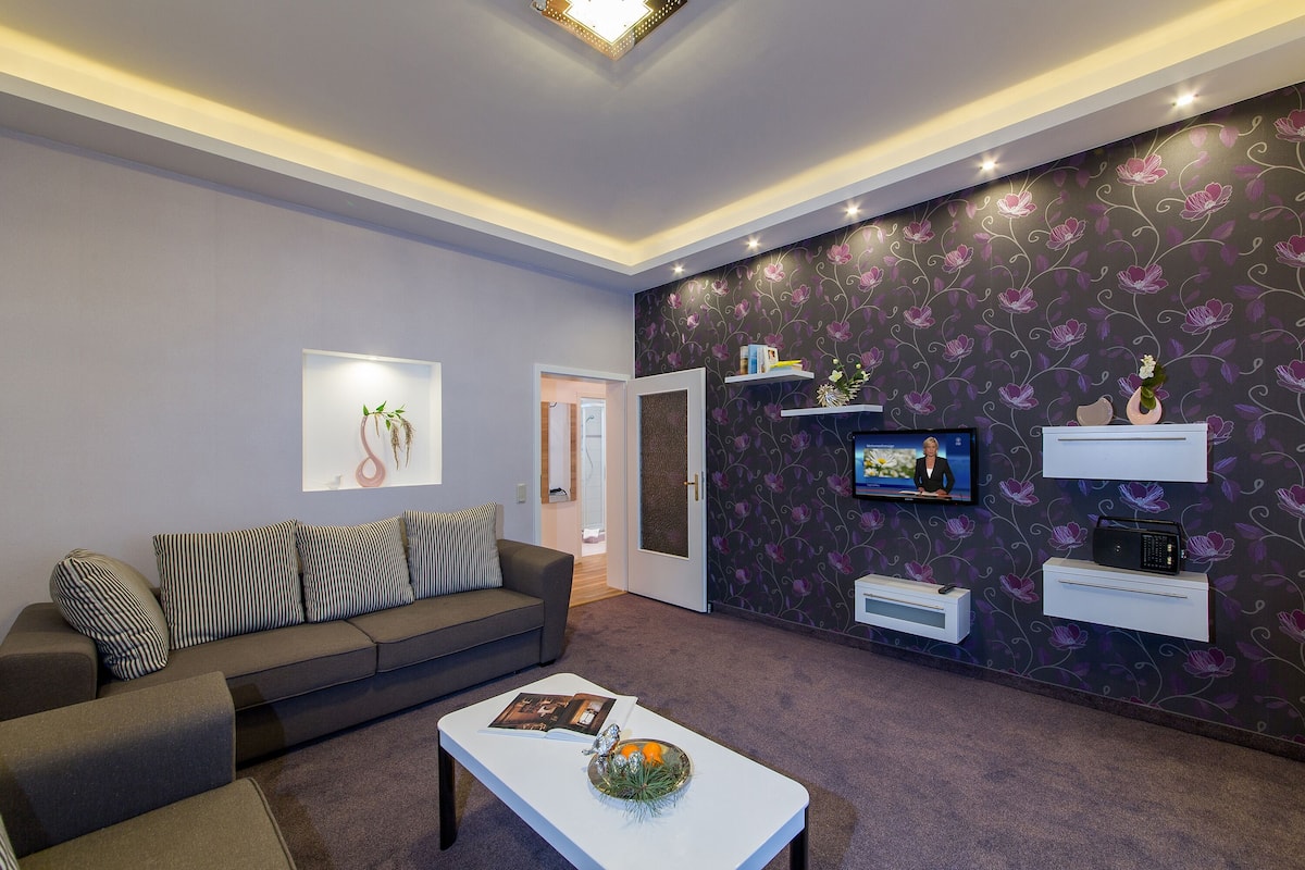 LĂ€genhet - 1 sovrum (04) | Vardagsrum | 40-tums platt-tv med kabelkanaler och tv