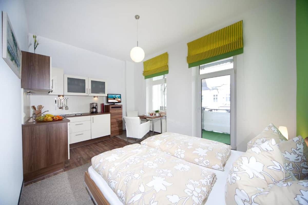 Studio (15) | Vardagsrum | 40-tums platt-tv med kabelkanaler och tv