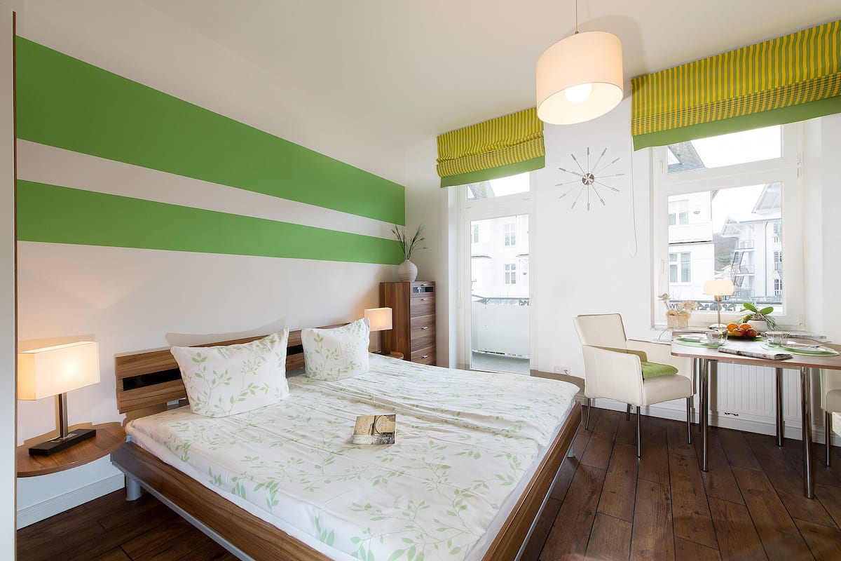 Studio (03) | 1 sovrum, individuell inredning, unika möbler och skrivbord