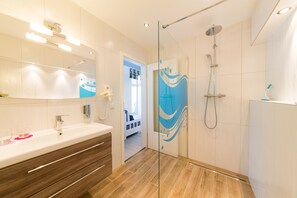 Chuveiro, produtos de toalete grátis, secador de cabelo 