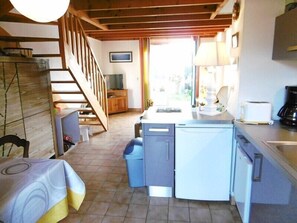 Kylskåp, mikrovågsugn, brödrost och grytor/köksredskap