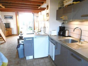 Kylskåp, mikrovågsugn, brödrost och grytor/köksredskap