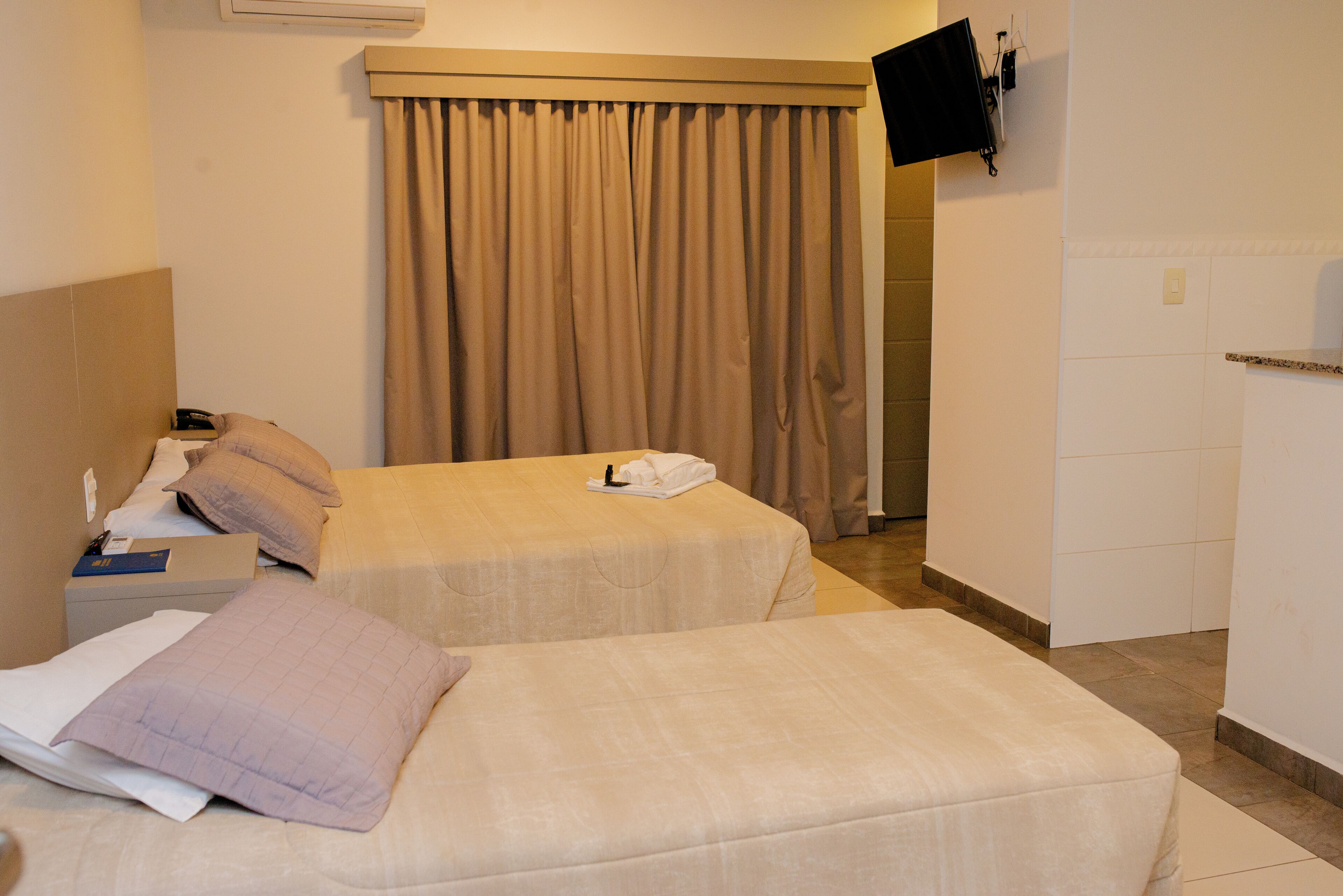Quarto duplo | Cofres nos quartos, escrivaninha, Wi-Fi de cortesia, roupa de cama