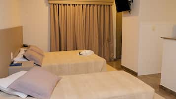 Quarto duplo | Cofres nos quartos, escrivaninha, Wi-Fi de cortesia, roupa de cama