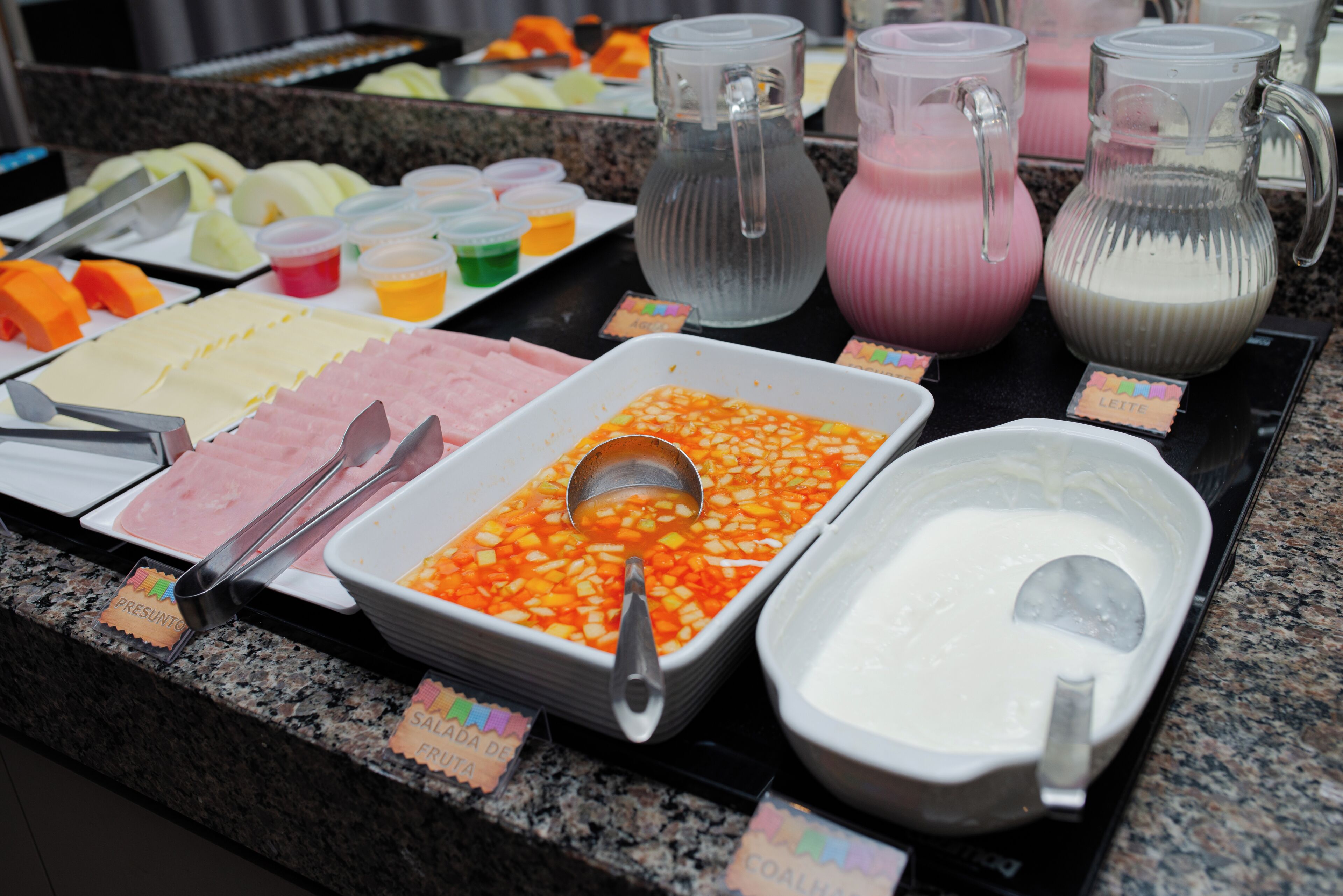 Een buffet met diverse gerechten en drankjes.