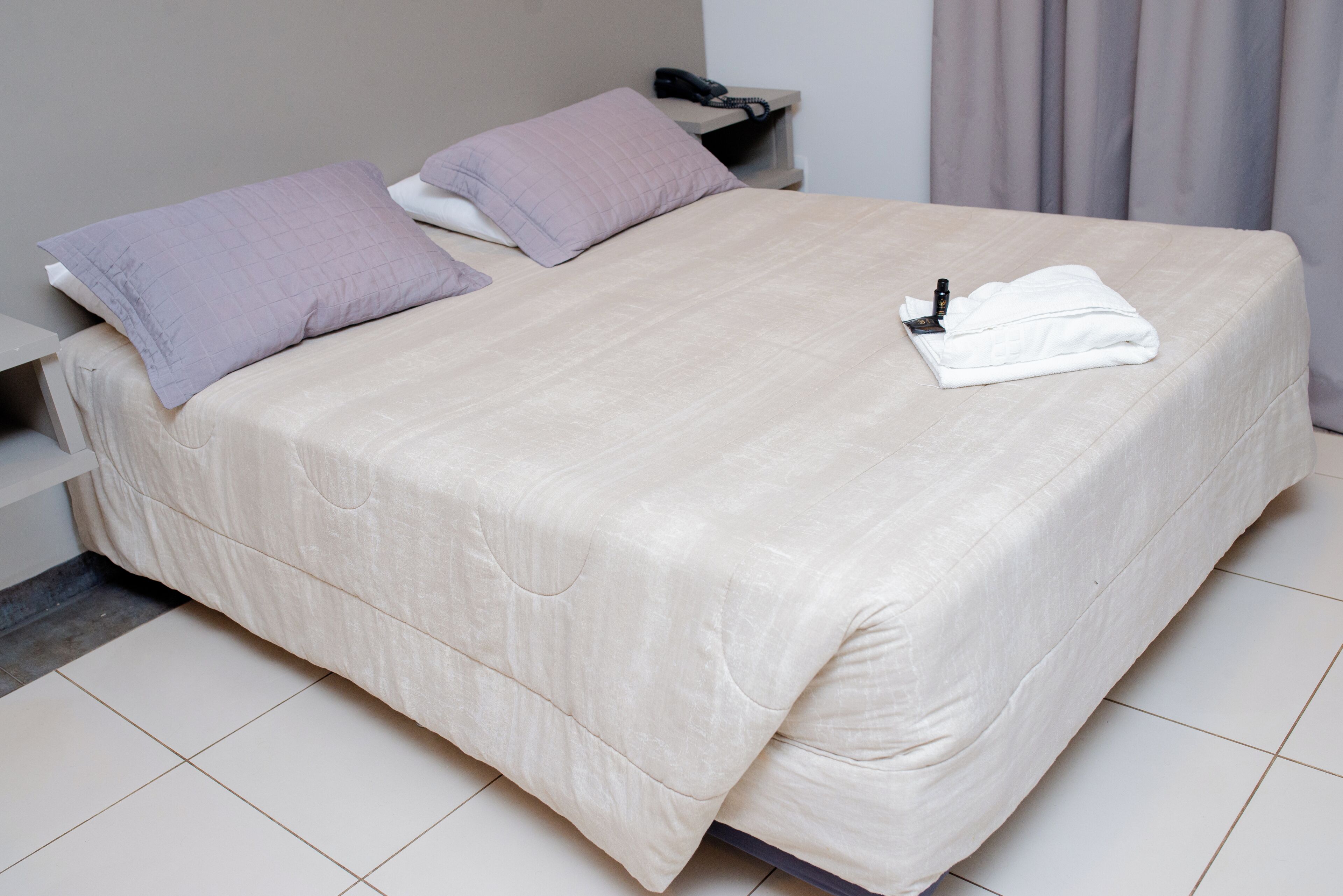 Cofres nos quartos, escrivaninha, Wi-Fi de cortesia, roupa de cama