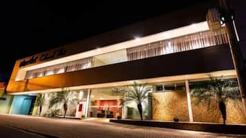 Fachada da propriedade à noite