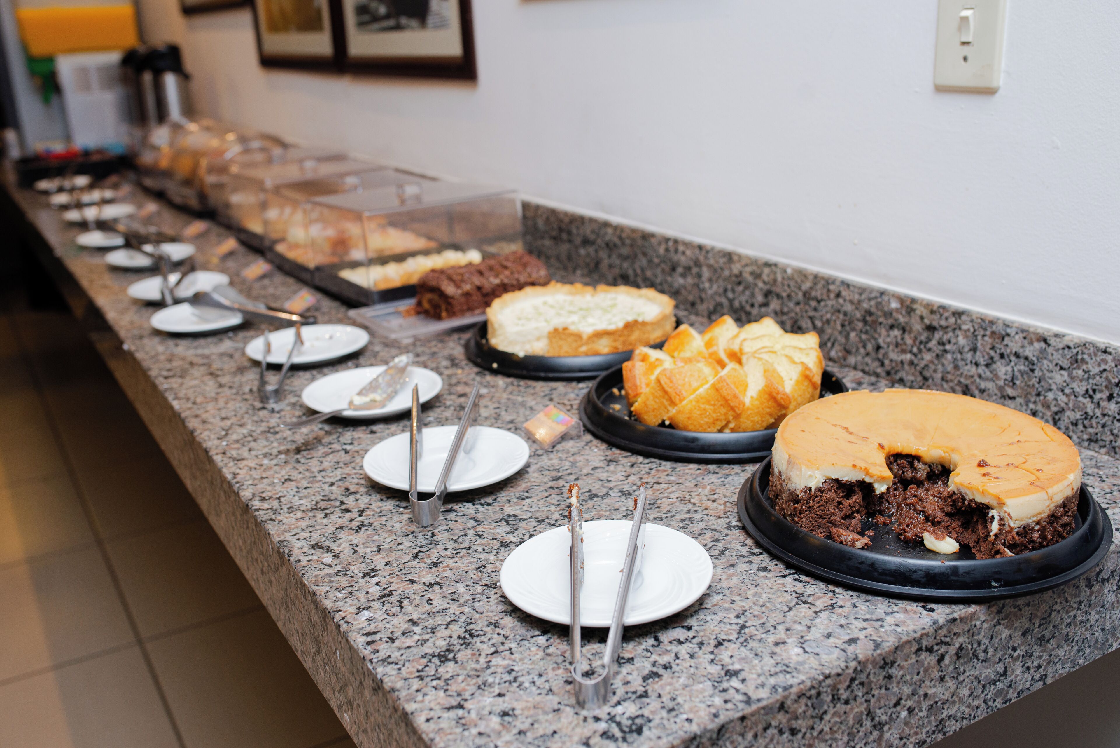 Un banco buffet con diversi dolci e utensili.
