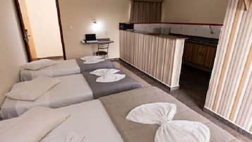 Habitación triple | Caja fuerte, escritorio, wifi gratis y ropa de cama