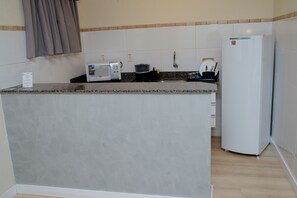 Fridge, microwave - Colonial Flat Hotel (Itapetininga)