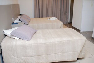 Habitación con 2 camas individuales | Caja fuerte, escritorio, wifi gratis y ropa de cama