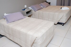 Twin Room | In-room safe, desk, free WiFi, bed sheets - Colonial Flat Hotel (Itapetininga)
