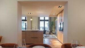 Een moderne eethoek met uitzicht op de keuken en woonruimte.
