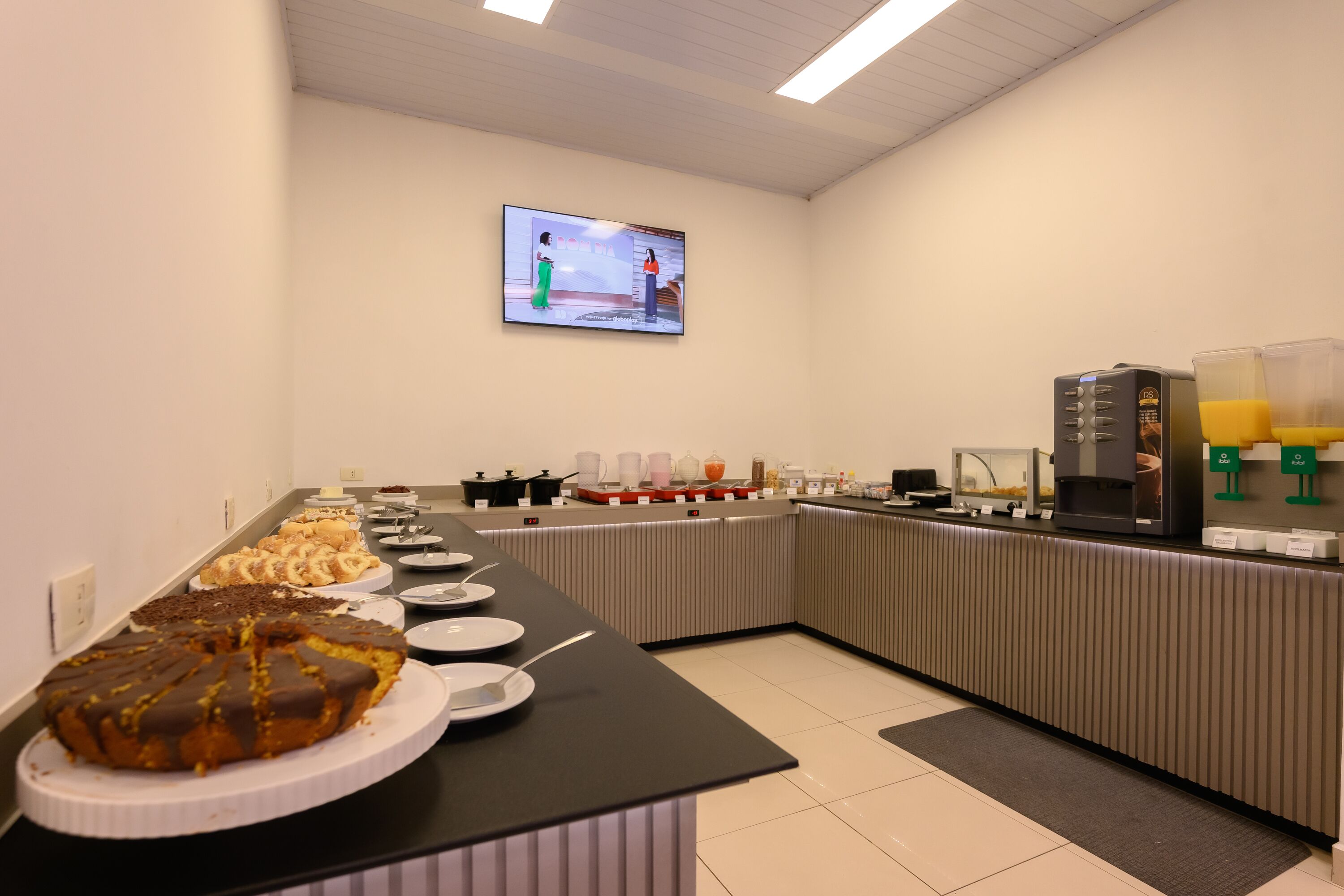 Een buffetopstelling met diverse gerechten en een koffiehoek.