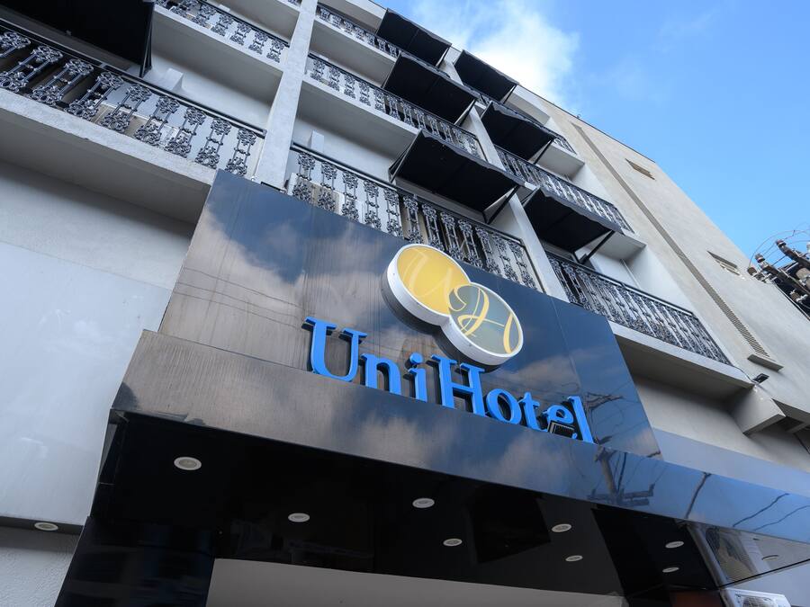 Een hotelschild met de naam 'UniHotel' en een logo.