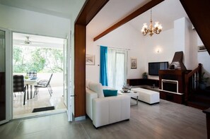 Casa (Four Bedroom Holiday Home with Pool) | Sala de estar | Televisión 