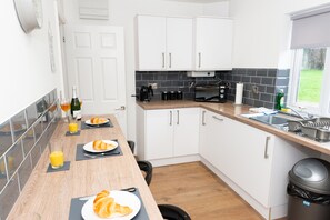 Nhà tiện nghi đơn giản | Bếp riêng | Tủ lạnh, lò vi sóng, máy rửa bát, lò nướng bánh mì