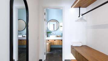 Villa exclusiva, 3 habitaciones | Baño | Tina profunda, regadera tipo lluvia, amenidades de baño gratuitas