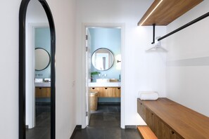 Villa exclusiva, 3 habitaciones | Baño | Tina profunda, regadera tipo lluvia, amenidades de baño gratuitas 