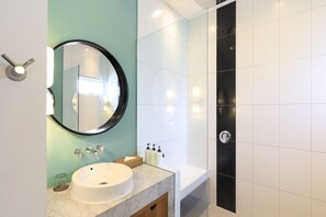 เอ็กซ์คลูซีฟวิลล่า, 3 ห้องนอน | ห้องน้ำ | อ่างอาบน้ำแบบแช่ตัว, เรนชาวเวอร์, ของใช้ในห้องน้ำฟรี, ไดร์เป่าผม