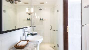 Vila Deluks, 2 kamar tidur | Kamar mandi | Shower, pancuran hujan, pengering rambut, dan handuk