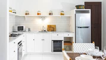 Vila luxo, 2 quartos | Cozinha americana privada | Geladeira grande, micro-ondas, fogão, cooktop