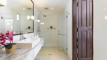 Comfort Villa, 3 Bedrooms | Bathroom | Shower, rainfall showerhead, hair dryer, towels