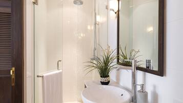Vila Comfort, 2 kamar tidur | Kamar mandi | Shower, pancuran hujan, perlengkapan mandi gratis, dan pengering rambut