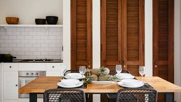 Villa Exclusive, 2 chambres | Restauration dans la chambre