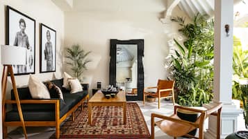 Villa Exclusive, 2 chambres | Salle de séjour | Télévision LCD de 40 pouces avec chaßnes par cùble, télévision