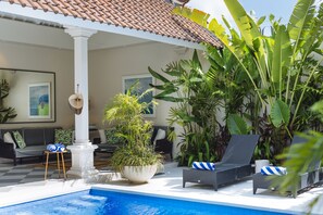 Exclusive-Villa, 2 Schlafzimmer | Wohnbereich | Flachbildfernseher