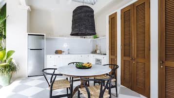 Vila exclusiva, 2 quartos | Opções para refeição no quarto