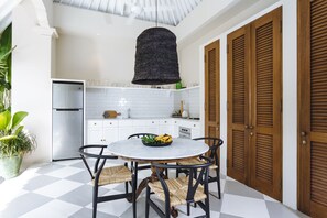 Exclusieve villa, 2 slaapkamers | Dineren op de kamer