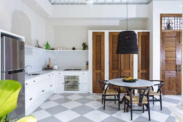 Exclusive Villa, 2 Bedrooms | Private kitchenette | Full-size fridge, oven, stovetop, coffee/tea maker - Villa Alliv (Seminyak)