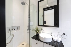 蜜月别墅, 1 间卧室 | 浴室 | 淋浴设施、大花洒淋浴喷头、吹风机、毛巾