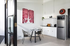 Villa pour lune de miel, 1 chambre | Cuisine privée | Réfrigérateur, four à micro-ondes, surface de cuisson, cafetière-théière