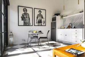 Villa de luna de miel, 1 habitación | Cocina privada | Refrigerador, microondas, parrilla de estufa y cafetera y tetera 