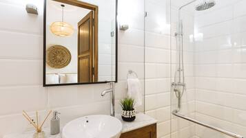 Exclusieve villa, 2 slaapkamers | Badkamer met wastafel