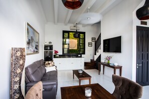 Biệt thự Exclusive, 1 phòng ngủ | Khu phòng khách | TV LCD 40-inch có truyền hình cáp, TV 