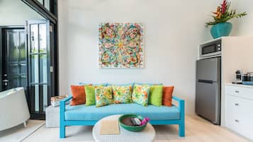 Villa de luna de miel, 1 habitación | Sala de estar | Televisión de pantalla plana de 40 pulgadas con canales por cable