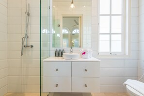 Honeymoon Villa, 1 Bedroom | Bilik Mandi | Pancuran mandi, hulu semburan mandi hujan, pengering rambut 