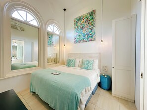 Honeymoon villa, 1 slaapkamer | 1 slaapkamer, een kluis op de kamer, een bureau